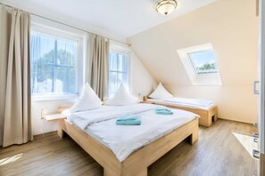 2 bedrooms, travel cot, WiFi, bed sheets