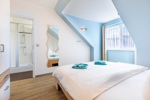 2 bedrooms, travel cot, WiFi, bed sheets