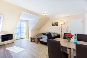 TV - (8) Matthias, 2-room apartment, loggia, upper floor - Ostseeferienhaus Drachenflieger Pepelow (Am Salzhaff)