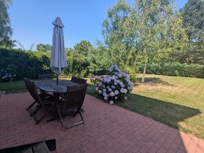 Outdoor dining - Charming Renovated 1930s Home: 3 Bedrooms, River Nearby, Close to Nancy & Epinal (Virecourt)