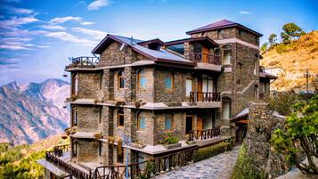 Vista frontal de la propiedad