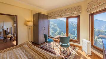 Una habitación con una ventana grande, una cama, un escritorio y una silla.