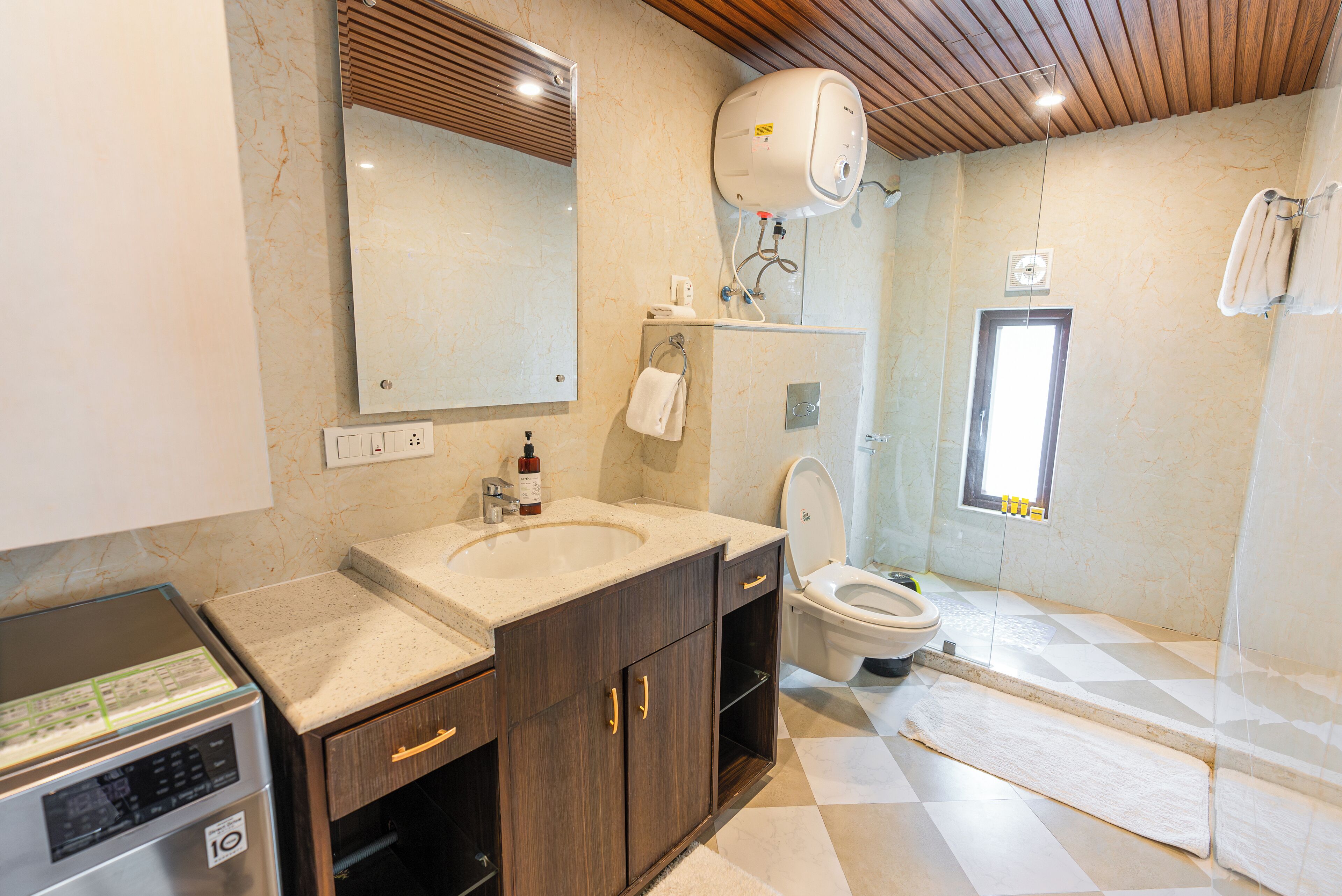 Un baño con lavamanos, inodoro y zona de ducha.