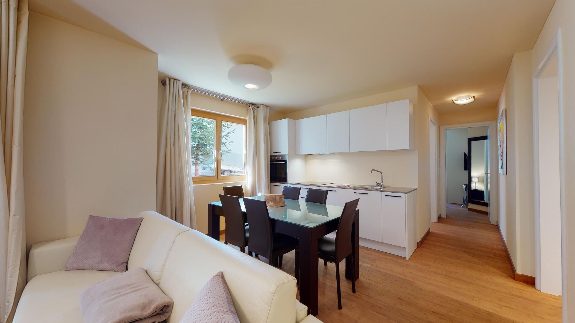 Un apartamento moderno con comedor, cocina y sala de estar.