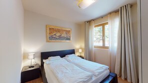 2 bedrooms, desk, iron/ironing board, WiFi