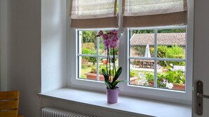 Een uitzicht op een tuin en een huis.