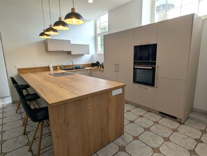 Fridge, dishwasher