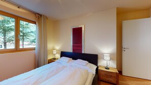 2 Schlafzimmer, Schreibtisch, Bügeleisen/Bügelbrett, WLAN