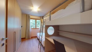 2 bedrooms, desk, iron/ironing board, WiFi