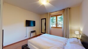 2 Schlafzimmer, Schreibtisch, Bügeleisen/Bügelbrett, WLAN