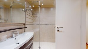 Regadera, secadora de cabello, bidet, toallas 