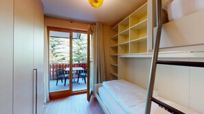 2 bedrooms, desk, iron/ironing board, WiFi - Modern 3½ room flat on the ground floor, approx. (Madulain)