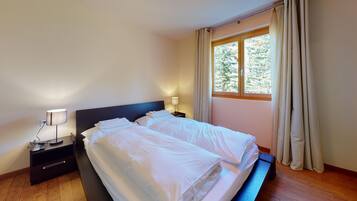 2 Schlafzimmer, Schreibtisch, Bügeleisen/Bügelbrett, WLAN