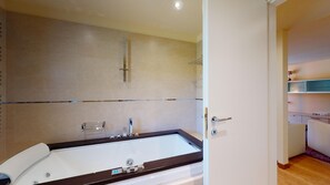 Haartrockner, Bidet, Handtücher