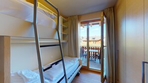 2 bedrooms, desk, iron/ironing board, WiFi