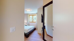 2 bedrooms, desk, iron/ironing board, WiFi