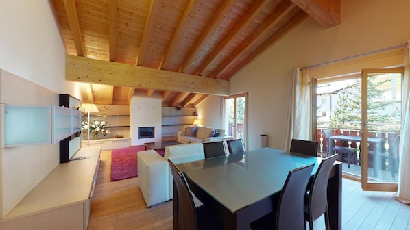 Interior moderno com área de refeições, cozinha e varanda com vista.