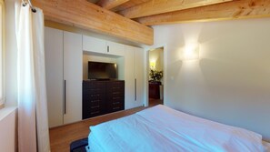 3 Schlafzimmer, Schreibtisch, Bügeleisen/Bügelbrett, WLAN