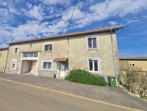 Exterior - Quiet Cottage Near Active Farm, 3 Bedrooms, Terrace & BBQ in Scenic Lorraine (Lironville)