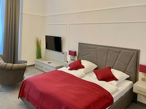 Phòng đôi tiện nghi đơn giản | Bộ đồ giường kháng dị ứng, minibar với thức ăn, đồ uống miễn phí 
