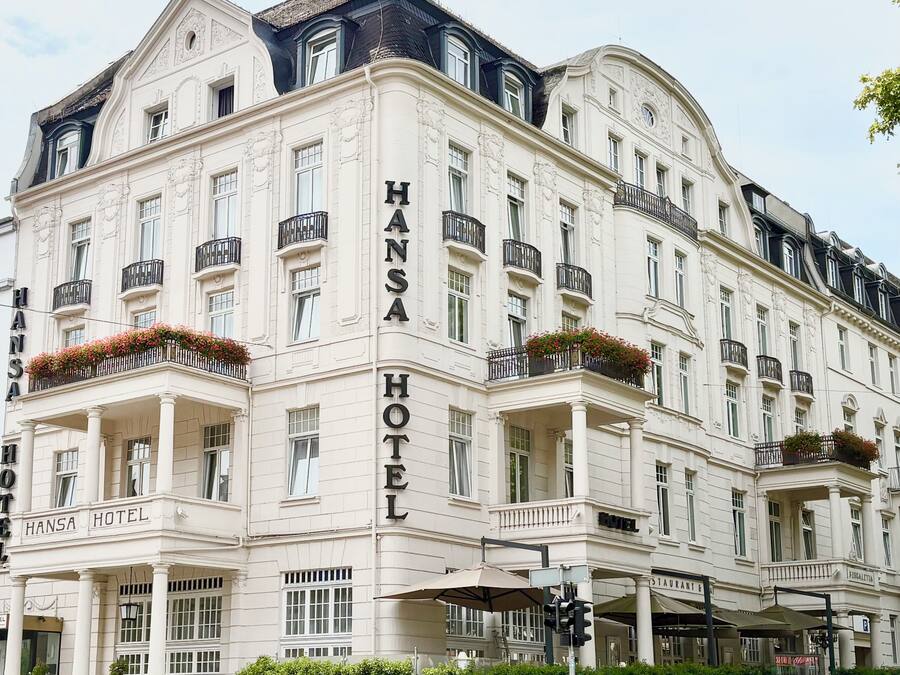 Un edifici de diversos pisos amb el nom 'Hansa Hotel' ben visible.