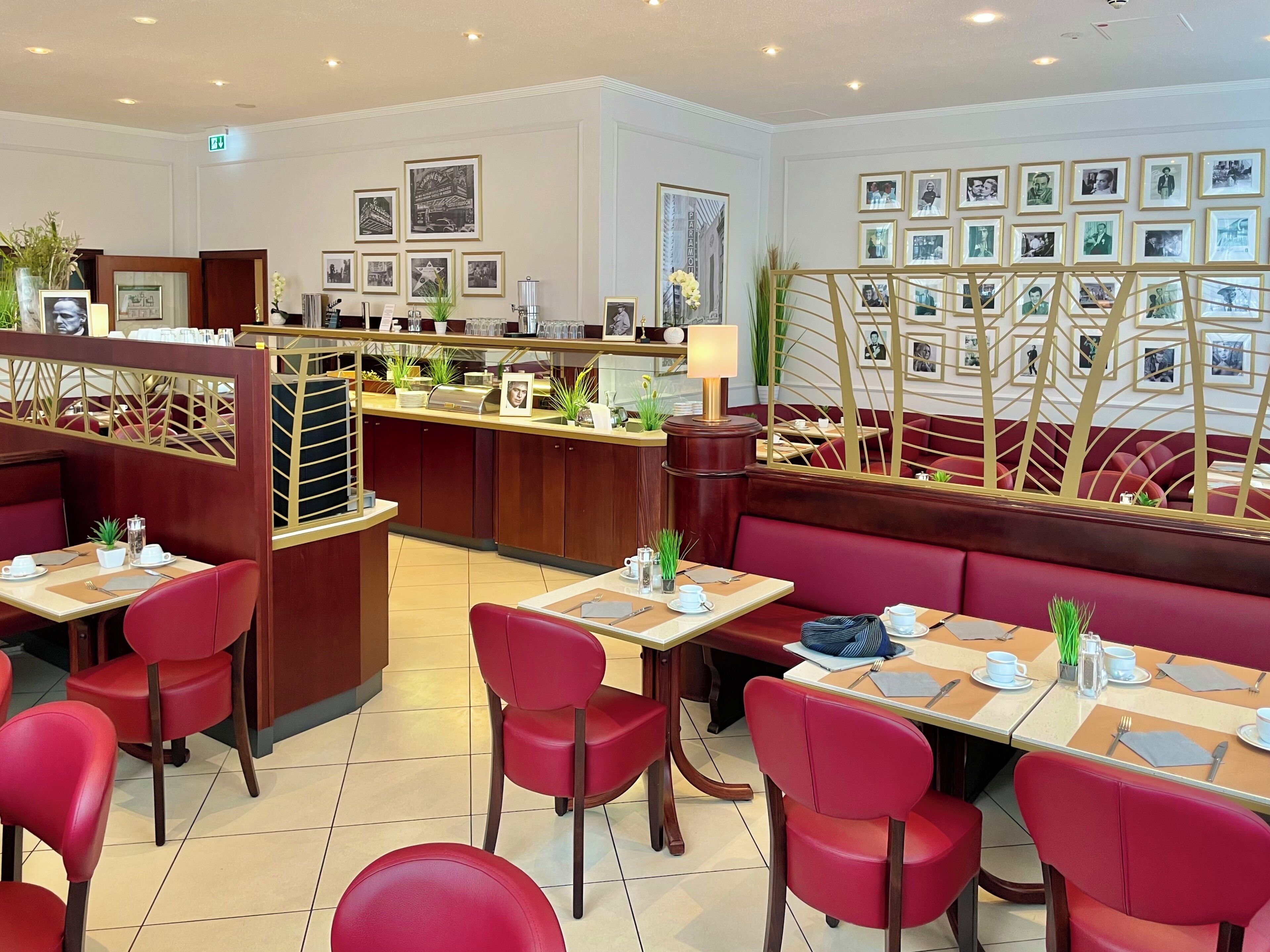 Café da manhã com buffet todos os dias (EUR 19.00 por pessoa) 