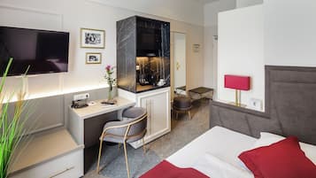 Allergikerbettwaren, Minibar (mit einigen kostenlosen Artikeln)