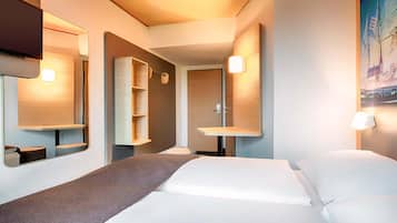 Escritorio, sistema de insonorización, wifi gratis y ropa de cama