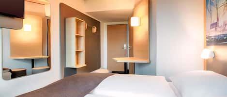 Desk, soundproofing, free WiFi, bed sheets