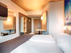 Desk, soundproofing, free WiFi, bed sheets