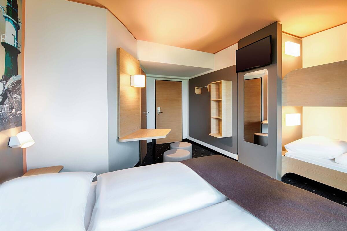 quadruple room | desk, soundproofing, free wifi, bed sheets