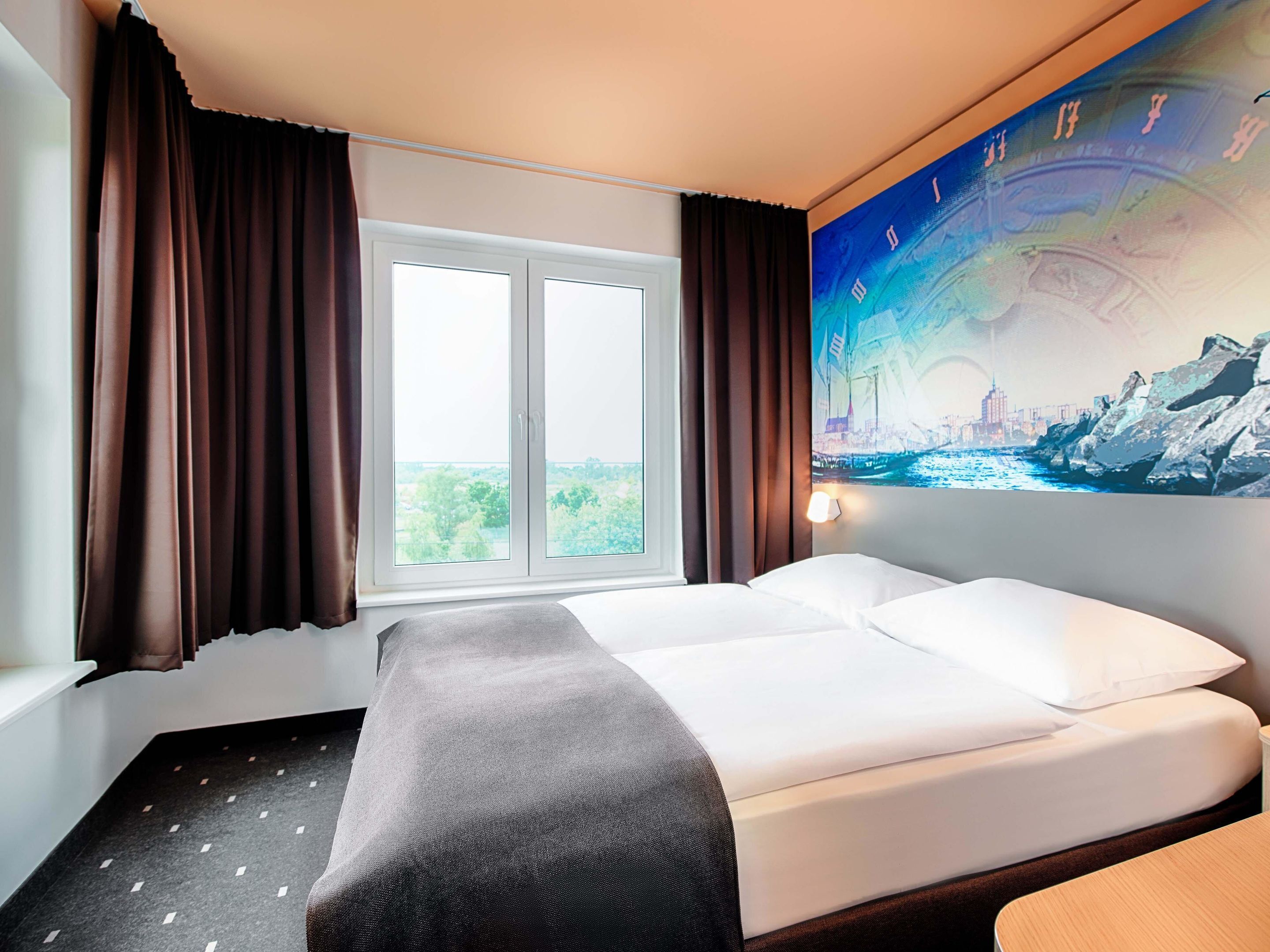 双人房 | 办公桌、隔音、免费 WiFi、床单