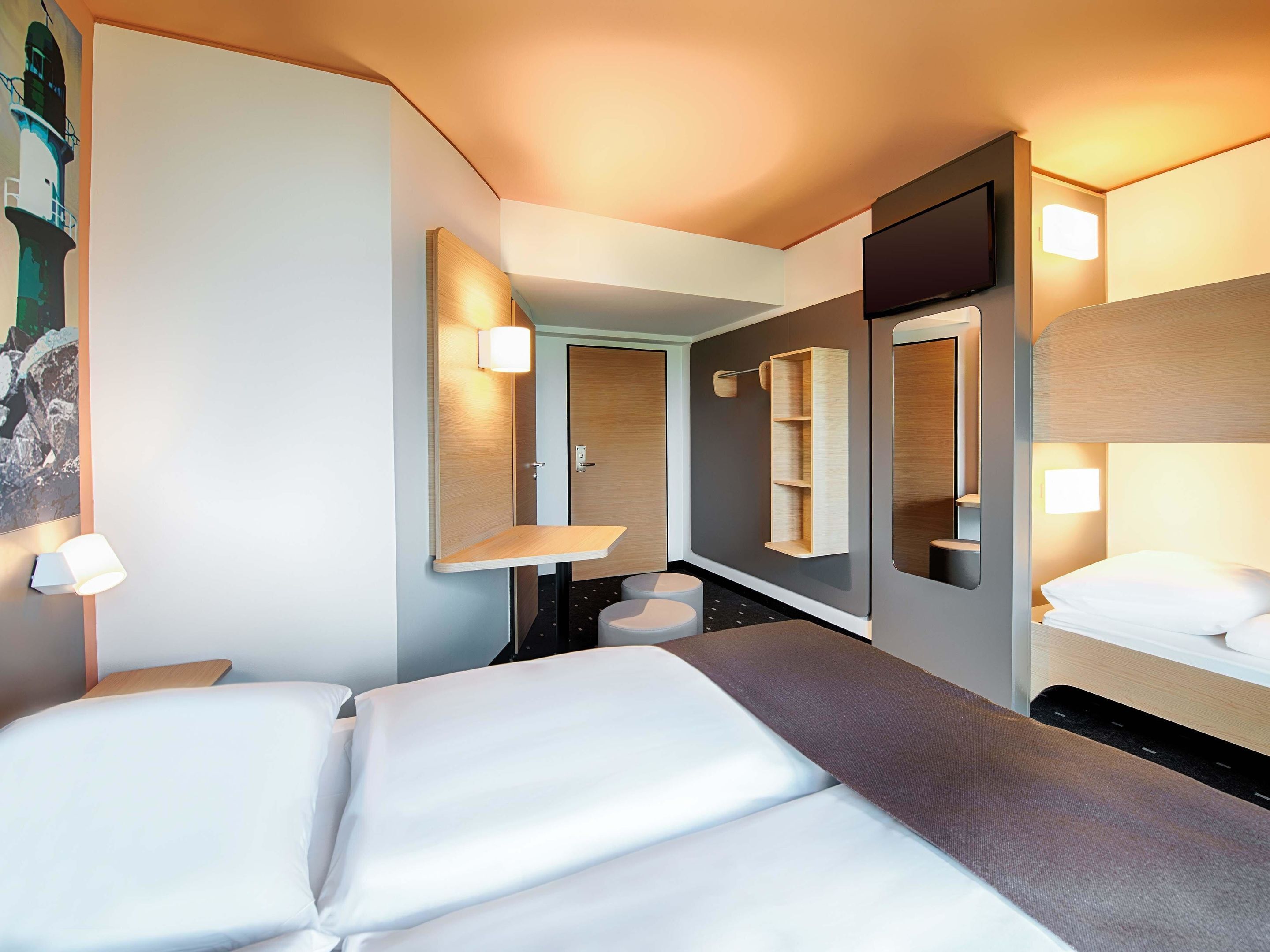 四人房 | 办公桌、隔音、免费 WiFi、床单