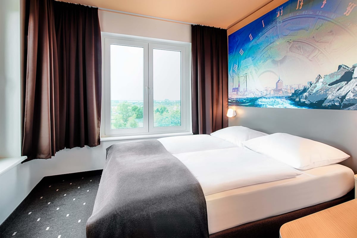 double room | desk, soundproofing, free wifi, bed sheets