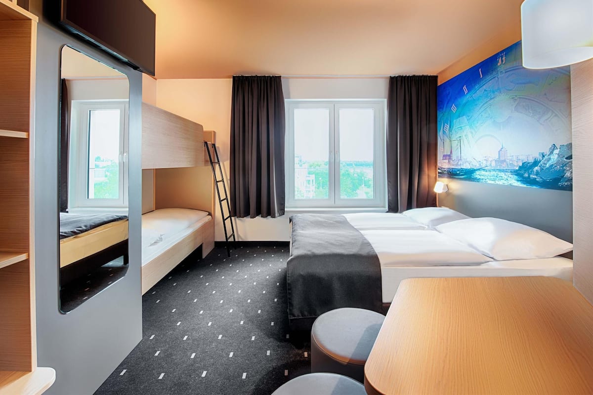 Quadruple Room | Desk, soundproofing, free WiFi, bed sheets