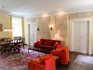 Télévision, baby-foot, table de tennis de table