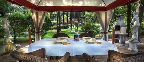 تناول الطعام بالخارج