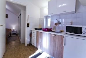 Apartament (One-Bedroom Apartment) | Cuina privada | Frigorífic, microones, placa de cuina i bullidora elèctrica