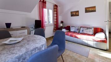 Lägenhet (One-Bedroom Apartment) | Vardagsrum | 25-tums platt-tv med digitalkanaler och tv