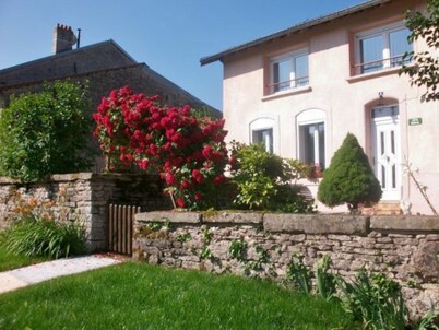 Spacious 4-Bedroom Cottage with Garden near Vosges and Center Parcs