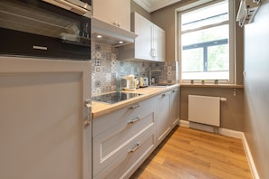 Kühlschrank, Ofen, Geschirrspüler, Wasserkocher