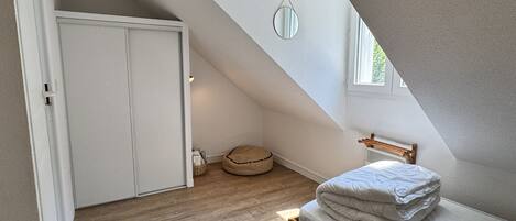 2 slaapkamers, reisbedje