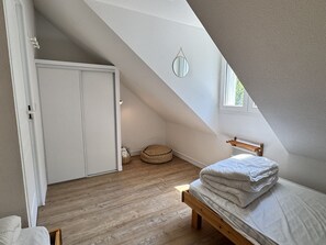 2 bedrooms, travel cot