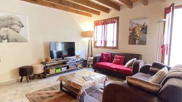 Una televisión, una chimenea, videojuegos