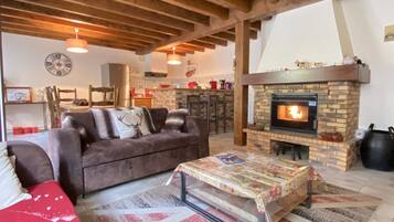 Una televisión, una chimenea, videojuegos