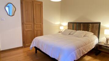 4 bedrooms, travel crib