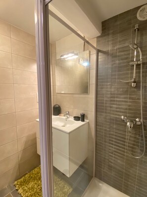 Shower, hair dryer - Maison de ville 9P, 4 chambres. Balcon et parking. (Cauterets)