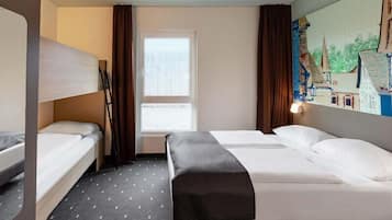 Vierpersoonskamer | Luxe beddengoed, een bureau, gratis wifi