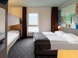Quarto quádruplo | Roupas de cama premium, escrivaninha, Wi-Fi de cortesia