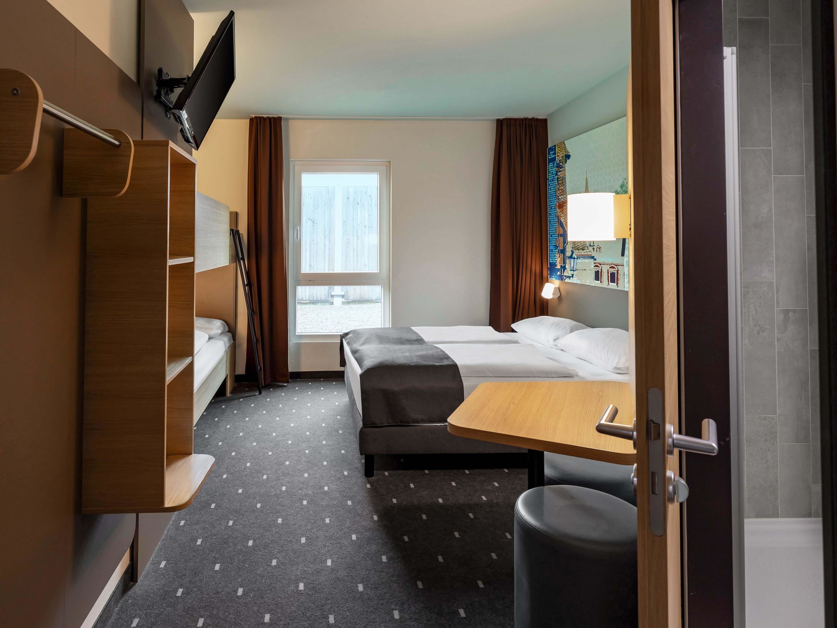 Premium bedding, desk, free WiFi